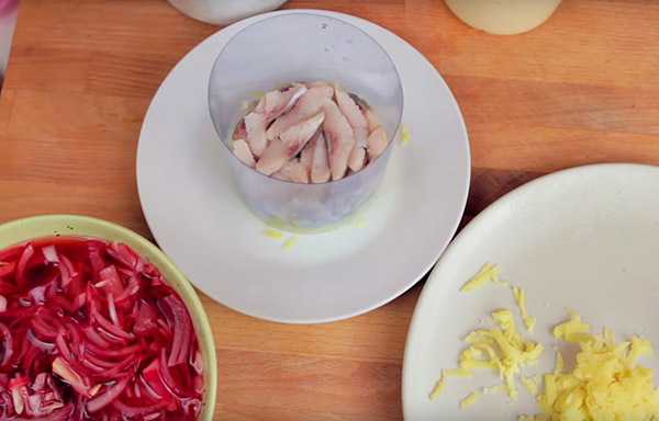 Rezept für Hering unter dem Pelzmantel für neues Jahr zu Hause - Klassiker, Rolle, mit Apfel Schritt für Schritt