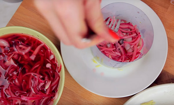 Rezept für Hering unter dem Pelzmantel für neues Jahr zu Hause - Klassiker, Rolle, mit Apfel Schritt für Schritt