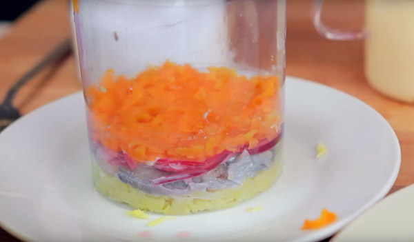 Rezept für Hering unter dem Pelzmantel für neues Jahr zu Hause - Klassiker, Rolle, mit Apfel Schritt für Schritt