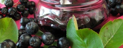 Marmelade aus Aronia und Kirschblättern Marmelade aus Aronia und Kirschblättern