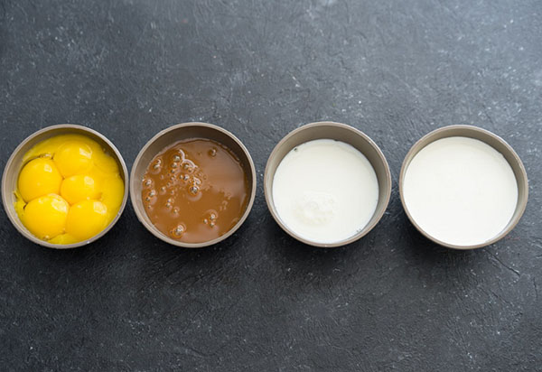 Rezept für ein köstliches hausgemachtes Eis mit Karamell