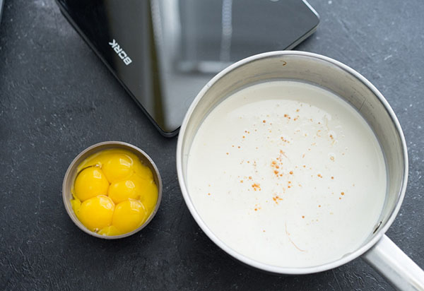 Rezept für ein köstliches hausgemachtes Eis mit Karamell