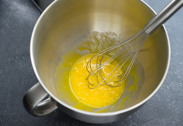 Rezept für ein köstliches hausgemachtes Eis mit Karamell