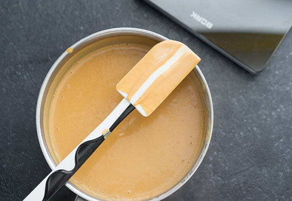 Rezept für ein köstliches hausgemachtes Eis mit Karamell