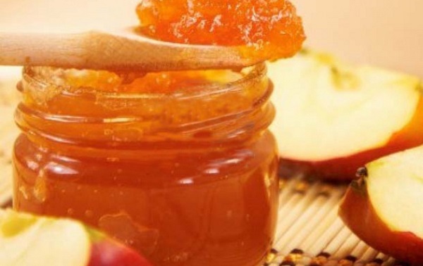 Jam aus Äpfeln mit Zitrone und Orange in einem Multivark