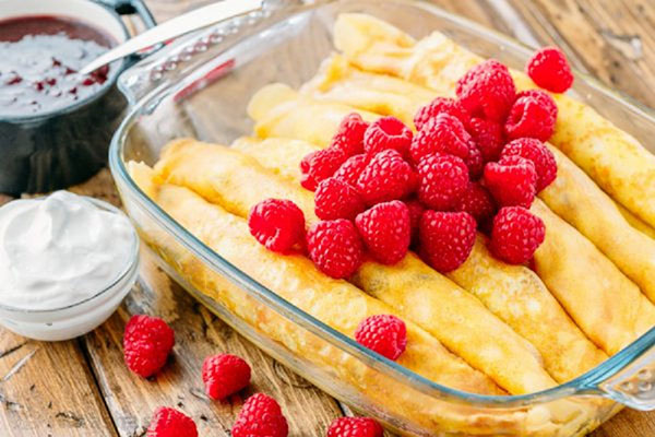 Originalrezepte für Pfannkuchen auf Pancake Day 2017 Schritt für Schritt mit dem Foto: auf Milch, Kefir, Hefe, mit Füllungen für jeden Geschmack