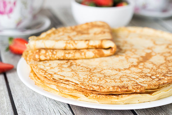 Originalrezepte für Pfannkuchen auf Pancake Day 2017 Schritt für Schritt mit dem Foto: auf Milch, Kefir, Hefe, mit Füllungen für jeden Geschmack