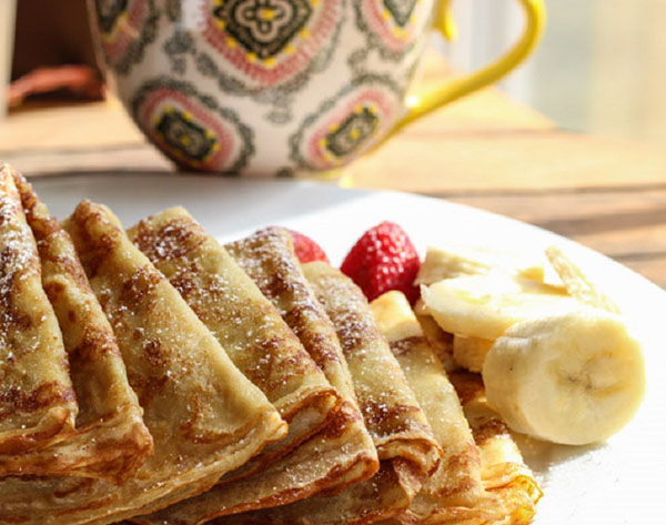 Originalrezepte für Pfannkuchen auf Pancake Day 2017 Schritt für Schritt mit dem Foto: auf Milch, Kefir, Hefe, mit Füllungen für jeden Geschmack