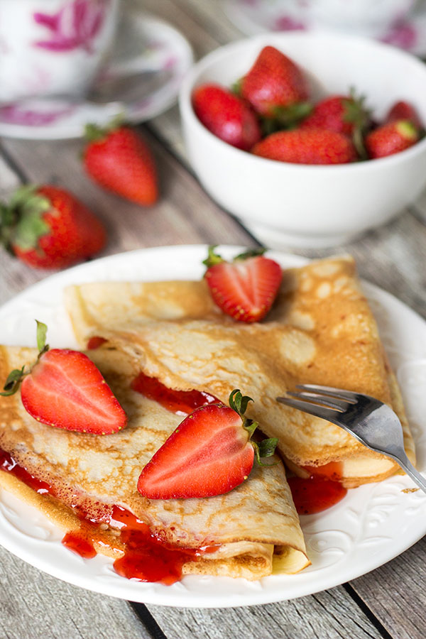 Originalrezepte für Pfannkuchen auf Pancake Day 2017 Schritt für Schritt mit dem Foto: auf Milch, Kefir, Hefe, mit Füllungen für jeden Geschmack