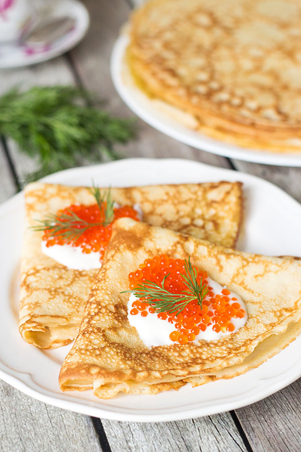 Originalrezepte für Pfannkuchen auf Pancake Day 2017 Schritt für Schritt mit dem Foto: auf Milch, Kefir, Hefe, mit Füllungen für jeden Geschmack