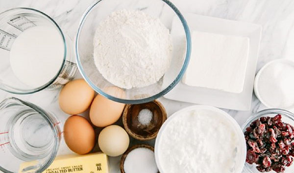 Originalrezepte für Pfannkuchen auf Pancake Day 2017 Schritt für Schritt mit dem Foto: auf Milch, Kefir, Hefe, mit Füllungen für jeden Geschmack