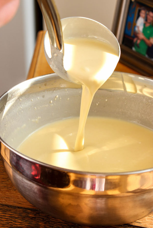 Originalrezepte für Pfannkuchen auf Pancake Day 2017 Schritt für Schritt mit dem Foto: auf Milch, Kefir, Hefe, mit Füllungen für jeden Geschmack