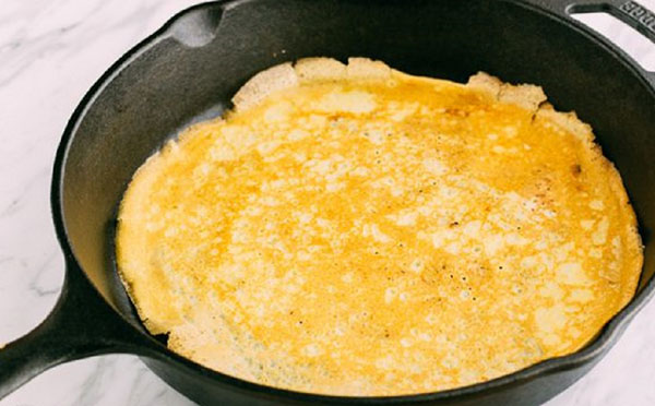 Originalrezepte für Pfannkuchen auf Pancake Day 2017 Schritt für Schritt mit dem Foto: auf Milch, Kefir, Hefe, mit Füllungen für jeden Geschmack
