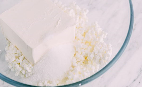 Originalrezepte für Pfannkuchen auf Pancake Day 2017 Schritt für Schritt mit dem Foto: auf Milch, Kefir, Hefe, mit Füllungen für jeden Geschmack