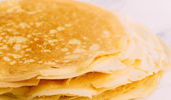 Originalrezepte für Pfannkuchen auf Pancake Day 2017 Schritt für Schritt mit dem Foto: auf Milch, Kefir, Hefe, mit Füllungen für jeden Geschmack