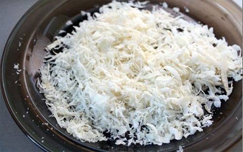 Die Zwiebel und das Hähnchenfilet schneiden