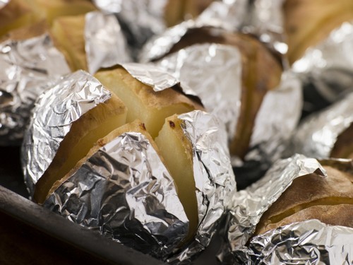 Wie man köstliche gebackene Kartoffeln kocht