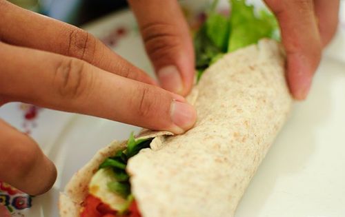 Köstlicher und schneller Snack - Lavash-Brötchen mit Fisch