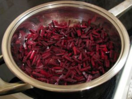 In Salzwasser den Kohl bis zur Hälfte kochen