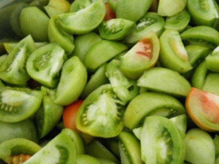Tomaten in Scheiben schneiden
