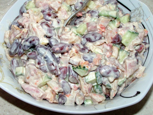 Salat mit Bohnenkonserven: köstliche und einfache Rezepte 