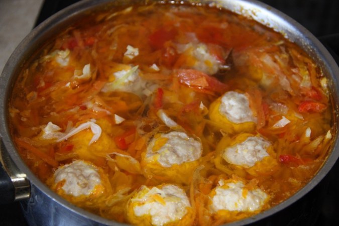 Suppe in einer Pfanne