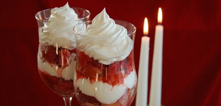 Cremiges Dessert zum Valentinstag