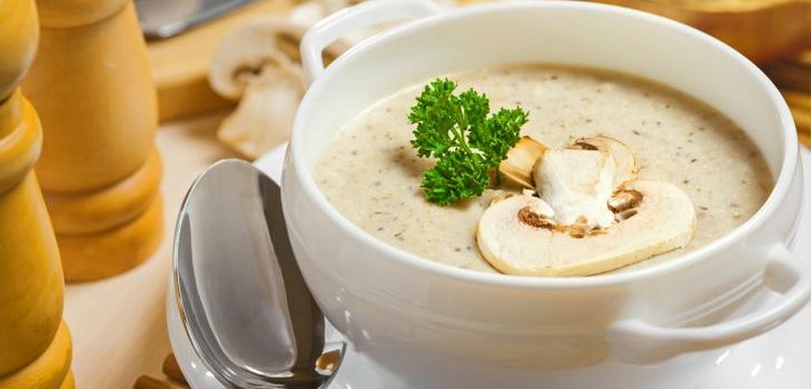 Pilzsuppe ist ein ausgezeichnetes Gericht für einen legeren Tisch