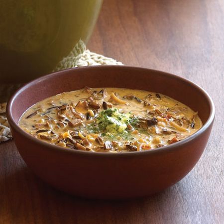 Pilzsuppe ist ein ausgezeichnetes Gericht für einen legeren Tisch