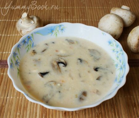 Pilzsuppe ist ein ausgezeichnetes Gericht für einen legeren Tisch