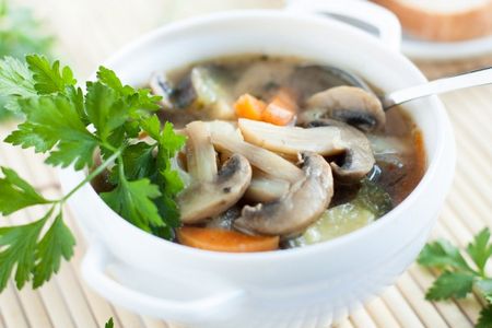 Pilzsuppe ist ein ausgezeichnetes Gericht für einen legeren Tisch