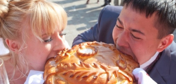 Ein Hochzeitsbrot mit eigenen Händen, ein Rezept und ein Foto