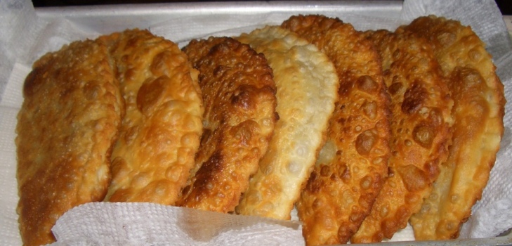 Chebureks in einem Teller