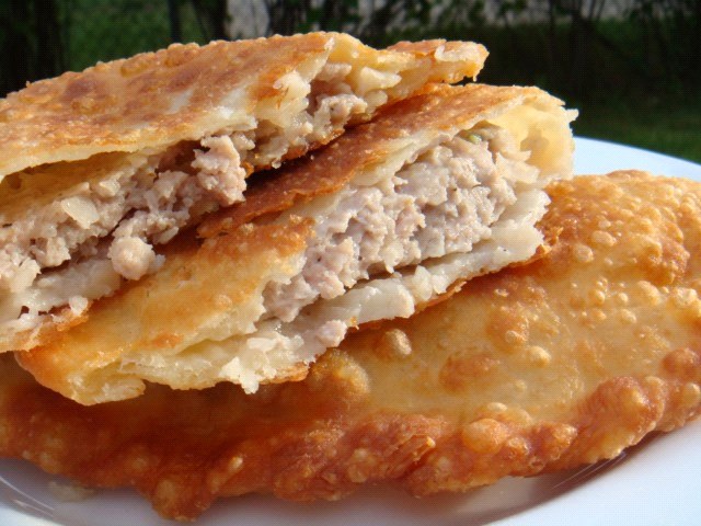 Chebureks auf kochendem Wasser