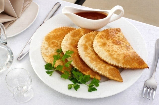 Chebureks auf dem Tisch