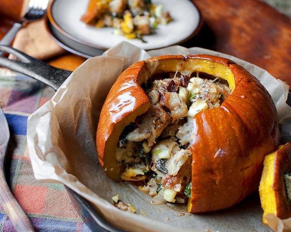 Kürbis im Ofen, gefüllt oder gebacken mit Fleischstücken, Hähnchen, Hackfleisch: Süßer Kürbis mit Honig, Äpfel, Hüttenkäse - Schritt für Schritt mit Rezepten aus dem Foto für den Ofen