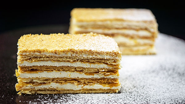 Kuchen "Napoleon", Rezepte mit einem Foto zu Hause: klassisch (sowjetisch), mit Vanillepudding, mit Kondensmilch, aus Blätterteig