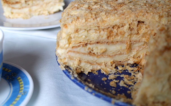 Kuchen "Napoleon", Rezepte mit einem Foto zu Hause: klassisch (sowjetisch), mit Vanillepudding, mit Kondensmilch, aus Blätterteig