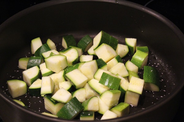 Schmackhafte gedämpfte Zucchini - Rezept