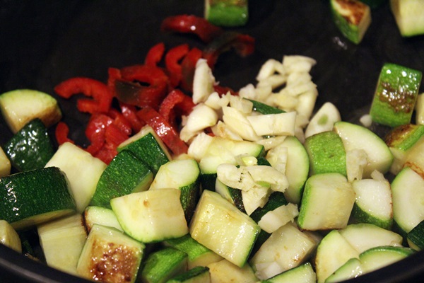 Schmackhafte gedämpfte Zucchini - Rezept