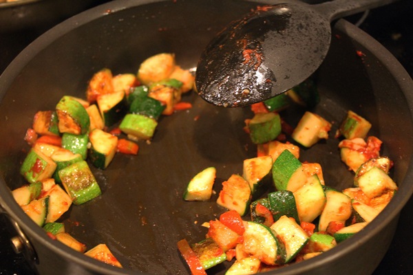 Schmackhafte gedämpfte Zucchini - Rezept