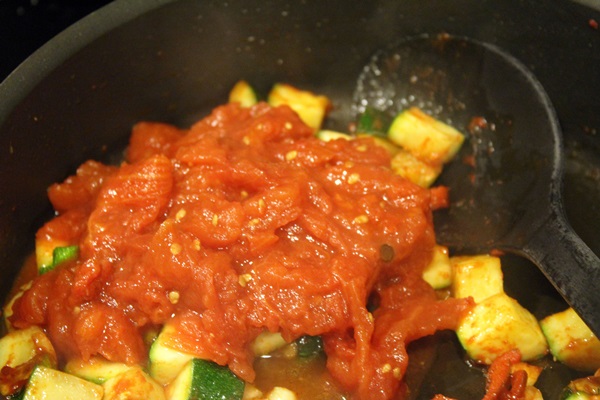 Schmackhafte gedämpfte Zucchini - Rezept