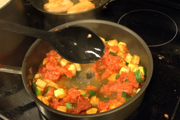Schmackhafte gedämpfte Zucchini - Rezept