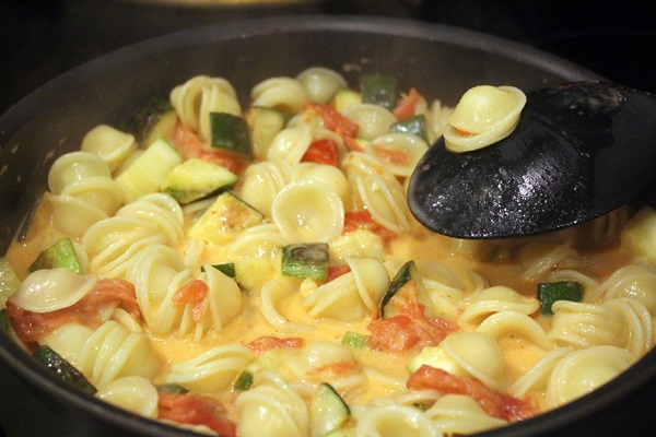 Schmackhafte gedämpfte Zucchini - Rezept