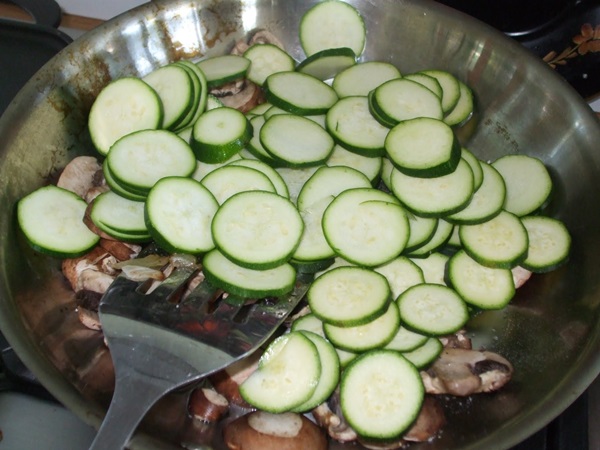 Schmackhafte gedämpfte Zucchini - Rezept