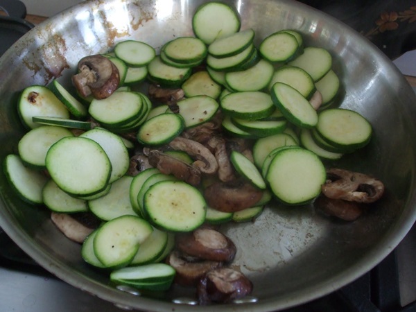 Schmackhafte gedämpfte Zucchini - Rezept