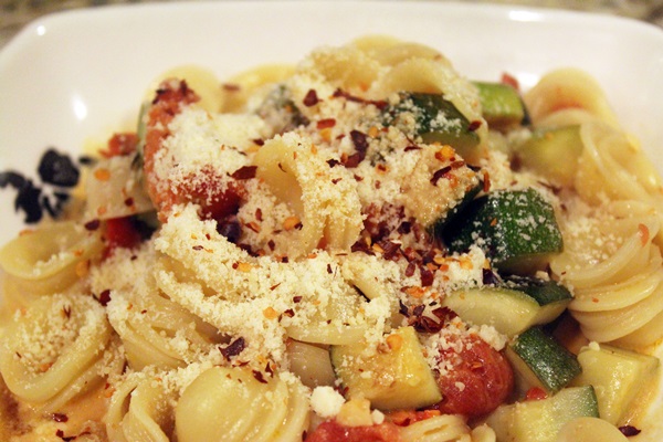 Schmackhafte gedämpfte Zucchini - Rezept