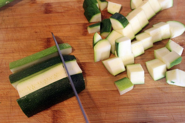 Schmackhafte gedämpfte Zucchini - Rezept