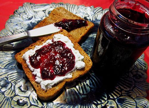 Schwarze Johannisbeermarmelade mit Äpfeln