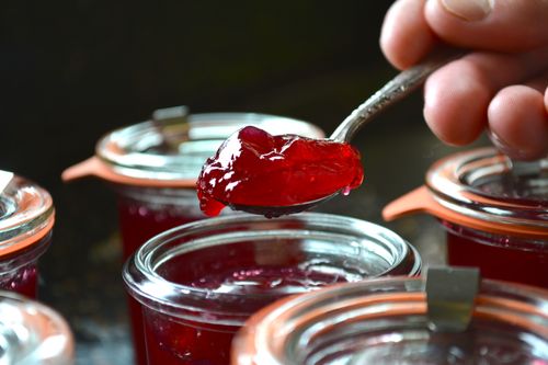 Marmelade der roten Johannisbeere mit Bananen